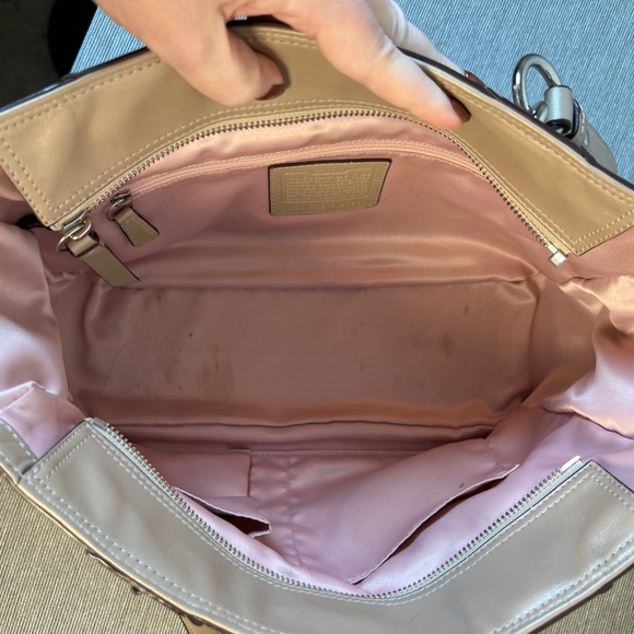 COACH Gallery Top zip Tote in metallic light tan leather - Picture 10 of 11